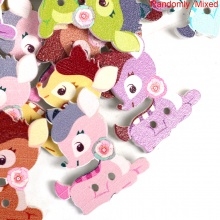 Legno Bottone da Cucire Scrapbook Due Fori Cervo A Random Fiore Disegno 28mm x 23mm, 50 Pz